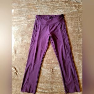 Women's athletic leggings with pockets